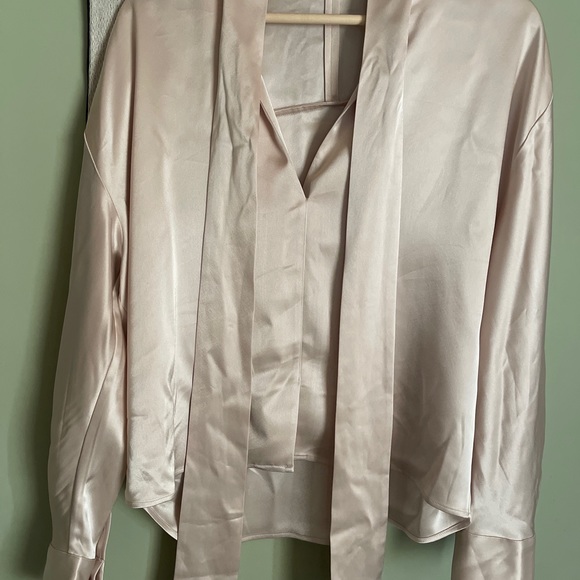 Babaton
Bloomsbury Blouse - Picture 2 of 6